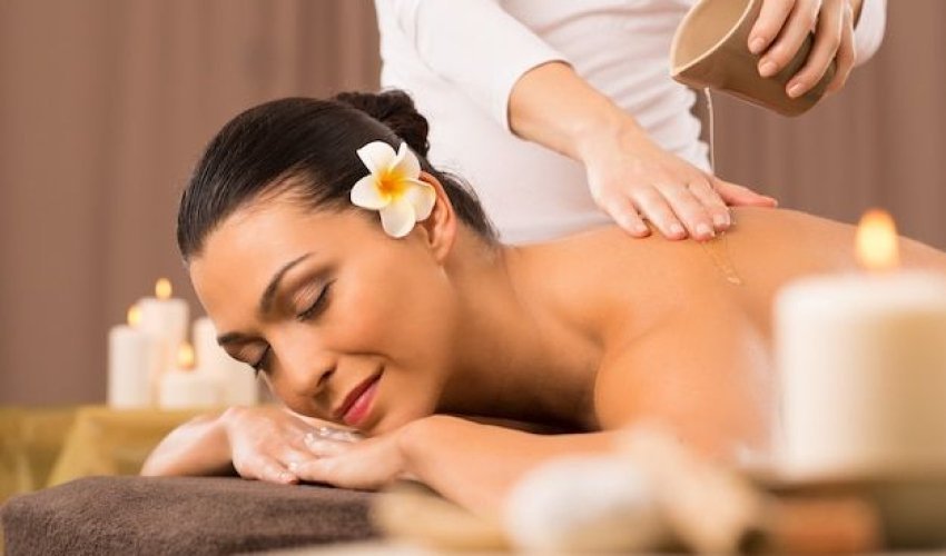 Premium-Photo-_-Woman-Having-A-Back-Oil-Massage-850x500